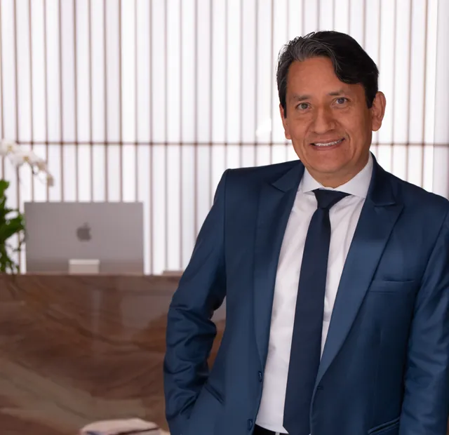 Dr. Nilson Rimarachin em seu consultório